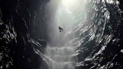 In een grot in Phong Nha - Ke Bang is een zeldzame waterval ontdekt met een hoogte van ongeveer 350 meter.