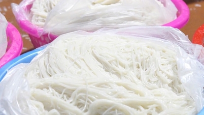 Vizitați satul Mach Trang pentru a mânca vermicelli în stil regal.