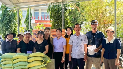 Phuoc Ha commune distributed 300 gift packages to near-poor households on the occasion of April 30th.