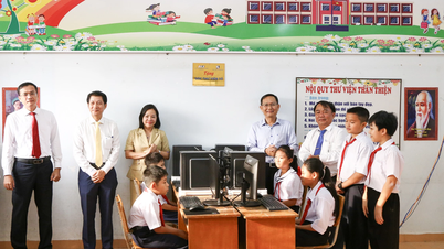 On the occasion of Vietnam Book and Reading Culture Day (April 21) and World Book and Copyright Day (April 23): The "Classroom Bookcase" Program: A journey of sowing the seeds of knowledge.