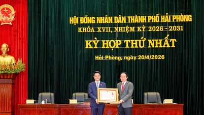 Le Ngoc Chau, Hai Phong város párttitkára átveszi a másodosztályú munkásérmet.