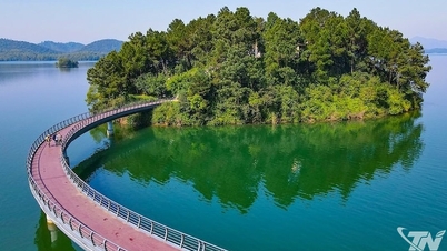 Οι αναμνήσεις παραμένουν κάτω από την επιφάνεια της λίμνης Ke Go.