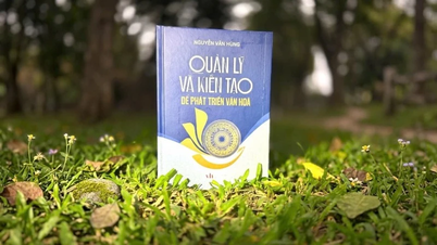Nguyen Van Hung író "Menedzsment és alkotás a kulturális fejlődésért" című könyvével