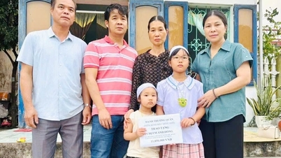 Sparekontoer verdt over 211 millioner VND ble gitt til vanskeligstilte studenter i Vinh Lai kommune.