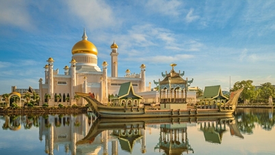 Which is the only country in Southeast Asia with a population of less than half a million?