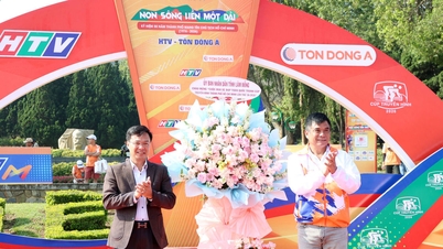Award ceremony for Stage 16 of the 38th Ho Chi Minh City Cup National Cycling Race.