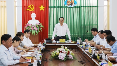 Vice ordförande för provinsens folkkommitté, Nguyen Quynh Thien, för en dialog med medborgarna.