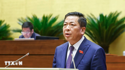 Minister Tran Hong Minh informierte über die Umsetzung einer Reihe von Eisenbahn- und Flughafenprojekten.