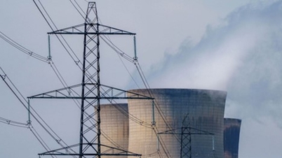 Az Egyesült Királyság 2028-tól eltörli a villamosenergia-termelésre kivetett szén-dioxid-adót, hogy enyhítse az energiaárakra nehezedő nyomást.