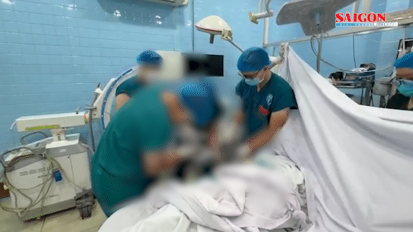 El momento en que se desmontó una picadora de carne, salvando así la mano de un paciente.