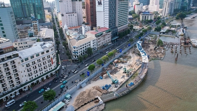 La passerelle piétonne enjambant la rivière Saigon, d'un coût de 1 000 milliards de dongs, est presque terminée ; elle est dotée d'une structure en arc d'acier à ossature spatiale.