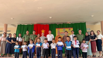 Tặng máy lọc nước và học bổng cho học sinh Lâm Đồng