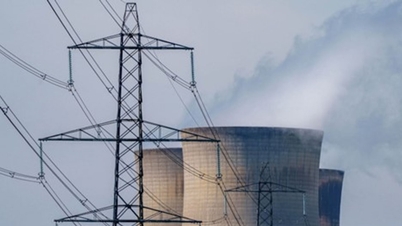 Spojené království ruší od roku 2028 uhlíkovou daň z výroby elektřiny, aby zmírnilo tlak na ceny energií.