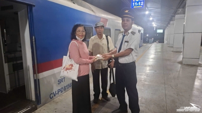 Petugas kereta SE21 mengembalikan hampir 30 juta VND kepada penumpang yang meninggalkannya.