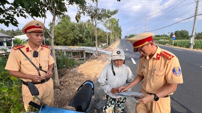 שוטרי תנועה יוצאים לרחובות כדי להעלות את המודעות לחוקי התנועה.