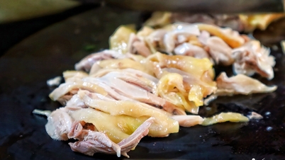 ភោជនីយដ្ឋាន​ហ្វ័រ​មាន់​អាយុ 34 ឆ្នាំ​នេះ​នៅ​ទីក្រុង​ហាណូយ​ទាក់ទាញ​អតិថិជន​ដែល​មក​ញ៉ាំ​អាហារ​នៅ​ទីនោះ 5-6 ដង​ក្នុង​មួយ​សប្តាហ៍​ដោយ​មិន​ធុញទ្រាន់​ឡើយ។