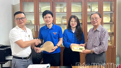 Memberikan 500 kipas daun palma kepada pelancong.
