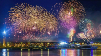 Ten communes upgraded to wards in Dong Nai province held fireworks displays to celebrate April 30th.