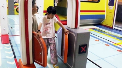 Kinderen leren hoe ze de metro moeten gebruiken vanuit... het museum.