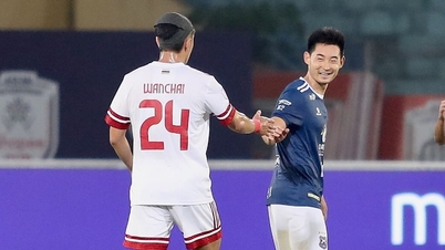 Para pemain Kamboja dan Thailand berjabat tangan setelah pertandingan di Stadion Hang Day.
