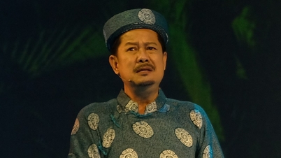 Thanh Nam is fascinated by the humorous <i>vọng cổ</i> singing of Uncle Bay Vien Chau.