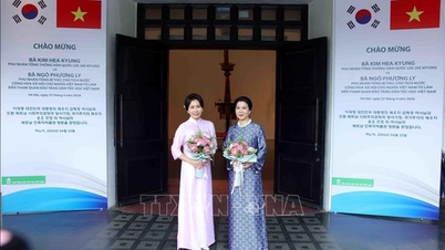 ภรรยาของเลขาธิการใหญ่และประธานาธิบดีแห่งเวียดนาม และภรรยาของประธานาธิบดีแห่งเกาหลีใต้ ได้เข้าเยี่ยมชมพิพิธภัณฑ์ชาติพันธุ์วิทยาแห่งเวียดนาม