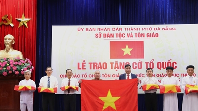 Presenting the national flag to religious organizations and places of worship in Da Nang.