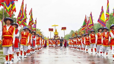 Procesiune de palanchine care poartă ofrande pentru ceremonia de comemorare a strămoșilor de la Templul Hung.