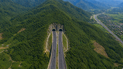 L'autoroute Vinh - Thanh Thuy compte 51 ponts, 6 échangeurs et un tunnel traversant la montagne Dai Hue.