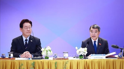 O primeiro-ministro Le Minh Hung e o presidente da Coreia do Sul participam de uma mesa-redonda sobre cooperação econômica.