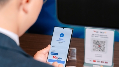 한국인 관광객들은 베트남에서 QR 코드를 스캔하여 간편하게 결제할 수 있습니다.