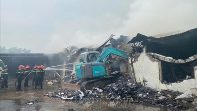 Pihak berkuasa segera memindahkan 700 pekerja dari kebakaran kilang kasut.