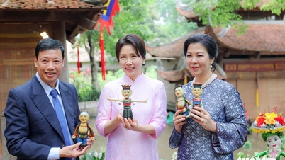 Ibu Negara Korea Selatan mengenakan ao dai Vietnam (pakaian tradisional) dan menonton pertunjukan wayang air bersama Ibu Ngo Phuong Ly.