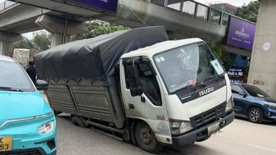 Xe tải sụp 'hố tử thần' trên đường Nguyễn Trãi, Hà Nội
