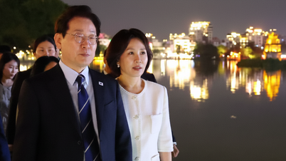 Sør-Koreas president og hans kone spaserer rundt Hoan Kiem-sjøen.