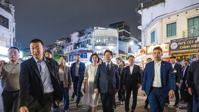 O presidente sul-coreano e sua esposa passearam ao redor do lago Ho Giam, saboreando um sorvete na sorveteria Thuy Ta.