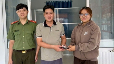 Militia soldiers hand over found property to the police.