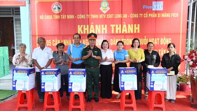 Lima "Rumah Kesyukuran untuk Tentera dan Orang Awam" telah diserahkan di komune Ninh Dien.