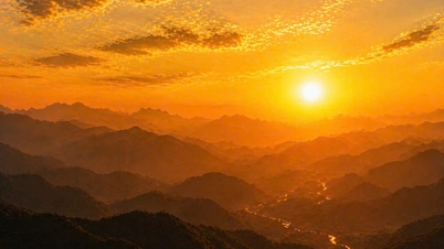 گردشگران از تماشای غروب خورشید از بالای گردنه او کوی هو لذت می‌برند.