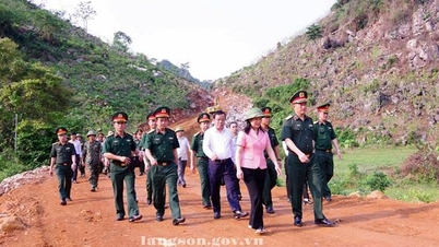 El teniente general La Cong Phuong, miembro del Comité Central del Partido y comisario político de la Región Militar 1, visitó la zona, animó a los oficiales y soldados e inspeccionó el proyecto de construcción de la carretera que conduce a la zona residencial de Lan Nong, en la aldea de Loi, comuna de Cai Kinh, provincia de Lang Son.