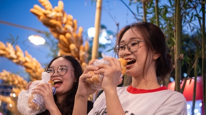 Milhares de pessoas compareceram ao Festival do Pão na cidade de Ho Chi Minh, formando longas filas para saborear o pão.