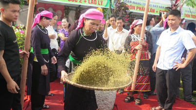 Lao Cai melestarikan dan menjaga budaya desa kerajinan tradisional seiring dengan pengembangan pariwisata.