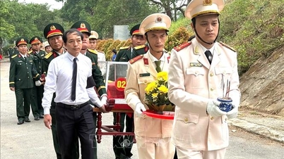 Upacara memperingati dan pengebumian jenazah para syuhada yang dikumpulkan di komune Huong Lap, wilayah Quang Tri.