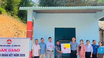 Bàn giao 2 nhà đại đoàn kết cho hộ nghèo xã Sông Kôn