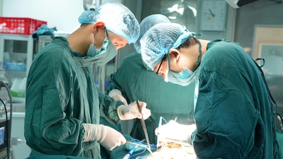 Cứu sống bệnh nhân 'đi tiểu ra phân' hiếm gặp