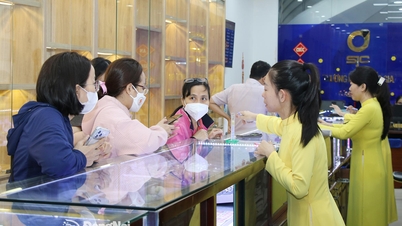 Harga emas terus jatuh lebih daripada 1 juta VND setael.