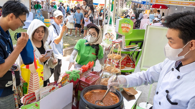 Besøkende strømmet til den vietnamesiske brødfestivalen, hvor hver bedrift solgte tusenvis av brød.