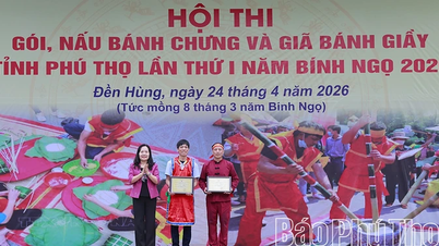 Okręg Van Phu Ward, gmina Thuong Long, zdobył nagrodę specjalną w konkursie za pakowanie i gotowanie banh chung (tradycyjnych wietnamskich ciastek ryżowych) oraz rozbijanie banh giay (innego rodzaju wietnamskich ciastek ryżowych).