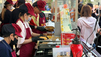 Den vietnamesiska brödfestivalen såg folkmassor köa och vänta på att få njuta av godsakerna.