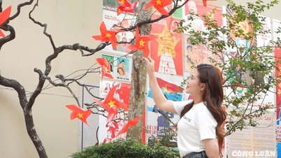Cafes in Hanoi are brightly decorated in red before April 30th, attracting young people to "check-in".